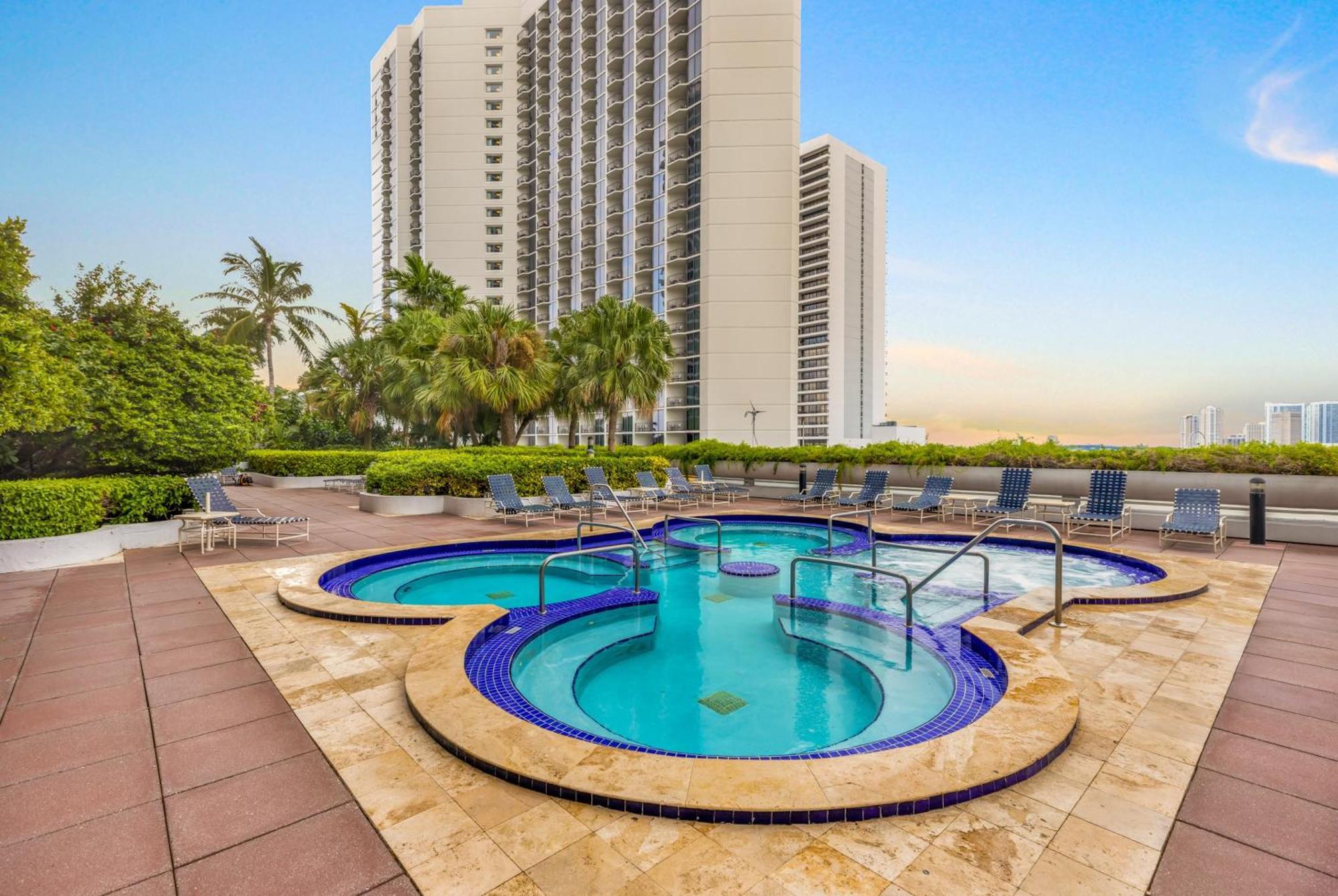 High Rise Comfort With Balcony Doral Eksteriør bilde